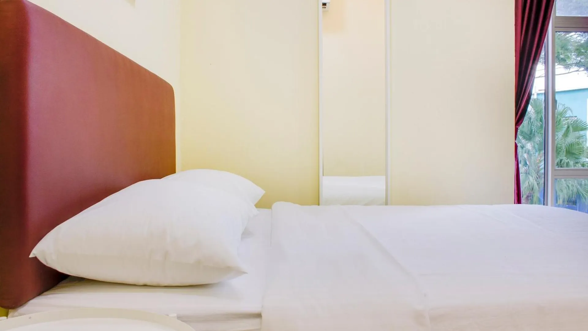 Oyo 90090 Roselyn Inn 2 Pasir Gudang 2*,  Malaysia